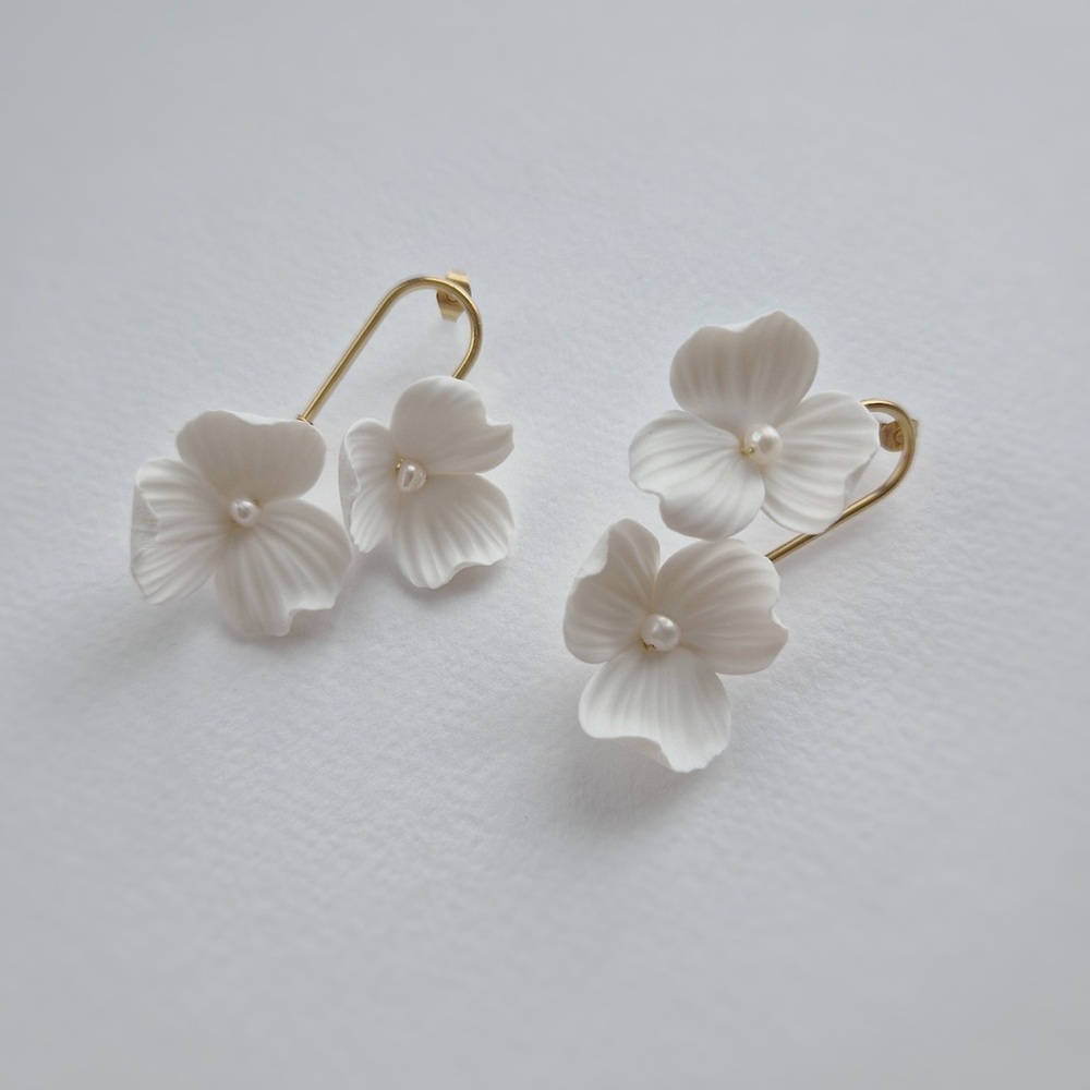 Bridal earrings - Clay flower earrings with pearls